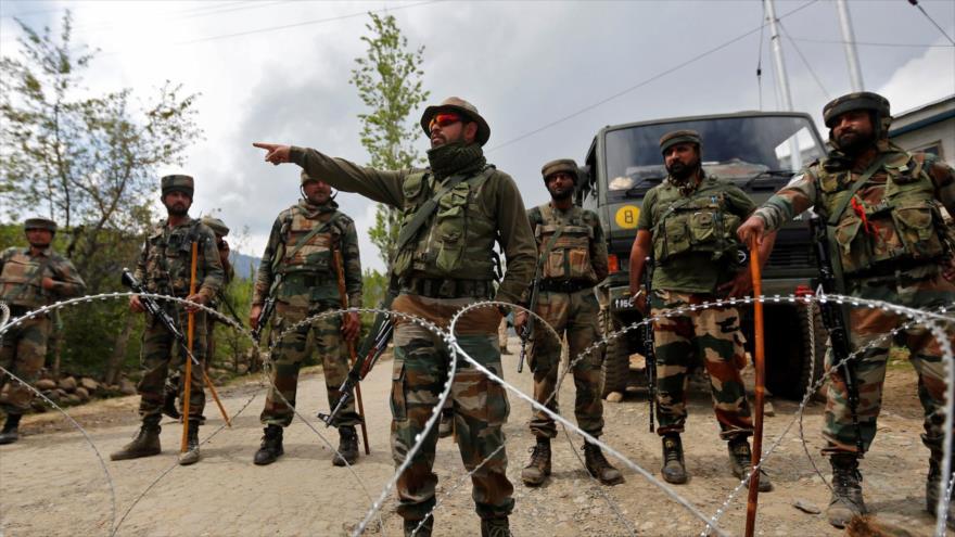 Fuerzas indias montan guardia en una zona fronteriza.