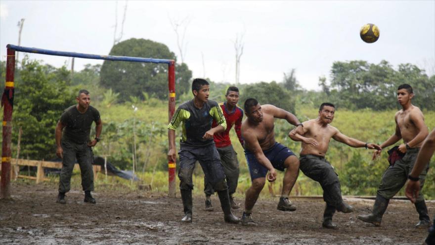 Guerilleros de las FARC jugando fútbol