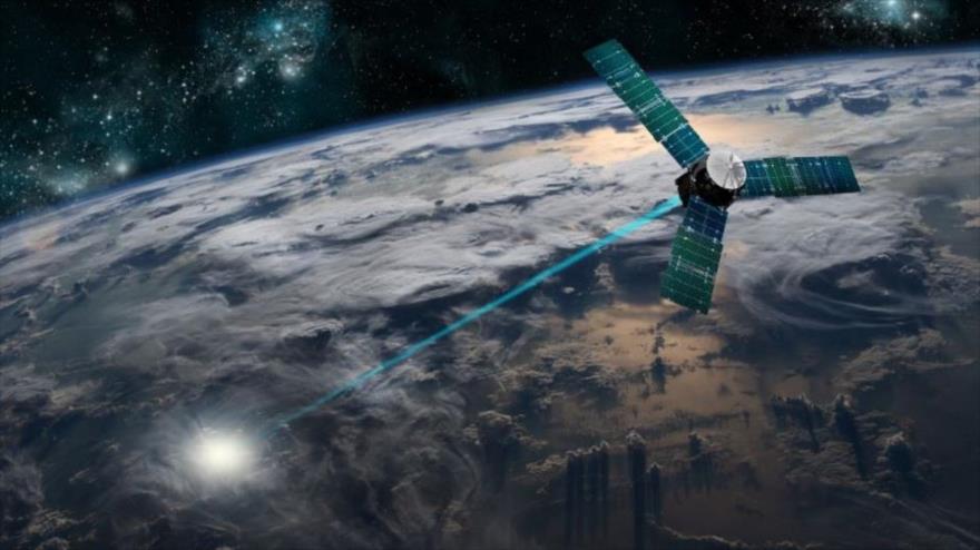 Imagen ilustrativa de un satélite atacando a un objetivo desde la órbita geoestacionaria.
