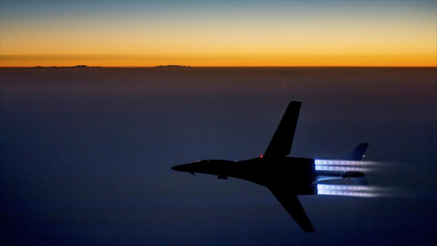Un bombardero de la llamada Coalición anti-EIIL vuela sobre el norte de Irak después de realizar ataques aéreos en Siria.