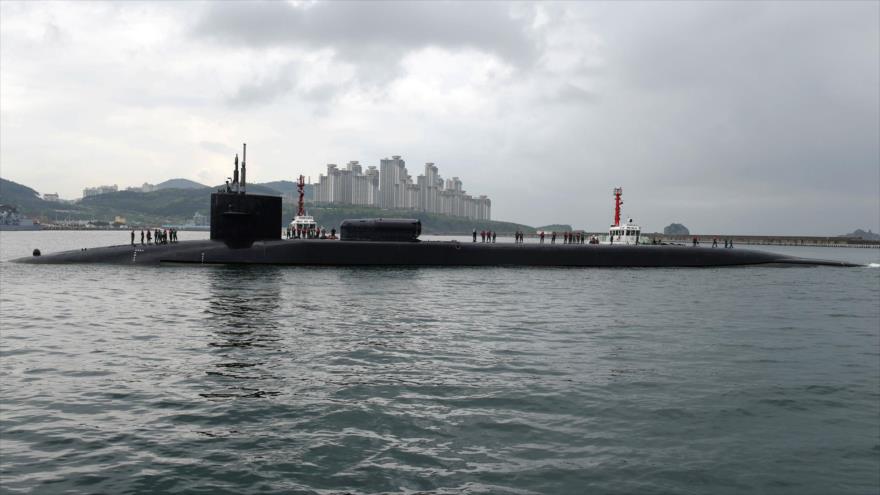 Un submarino de la Marina estadounidense de clase Ohio llega a Bosun, Corea del Sur, abril de 2017.
