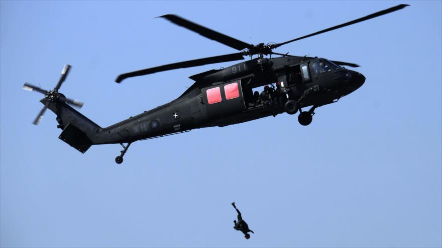 Un helicóptero tipo Black Hawk, de fabricación estadounidense, en un ejercicio militar en Taiwán, 17 de enero de 2017.