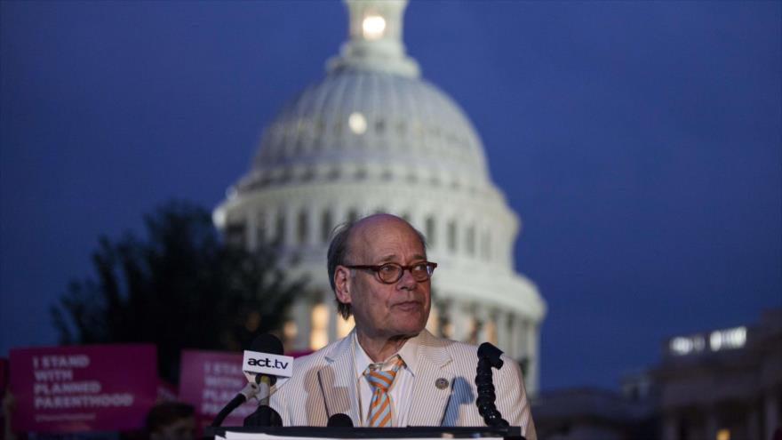 Steve Cohen, un demócrata estadounidense, habla frente el edificio del Capitolio, 27 de julio de 2017.