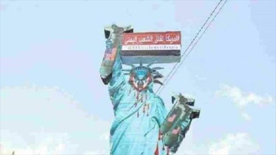 Yemeníes colocan sangrientas figuras de cartón piedra de la estadounidense Estatua de la Libertad en Saná, la capital, 17 de agosto de 2017.