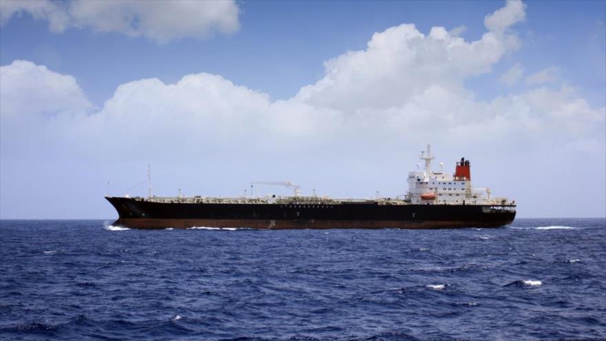 Barco petrolero libio en las costas de Trípoli, norte de Libia.