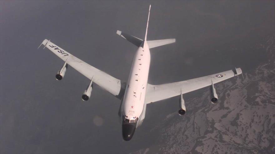 Un avión espía Boeing RC-135 de la Fuerza Aérea estadounidense durante una misión en Europa.
