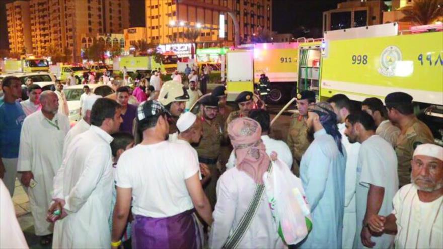Peregrinos son evacuados del Hotel Aziziya en La Meca por un incendio, 21 de agosto de 2017.