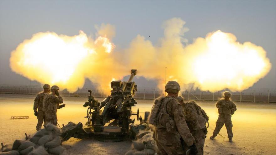 Soldados del 4º equipo de combate de la brigada de infantería estadounidense disparan un obús en el aeródromo de Kandahar, Afganistán.
