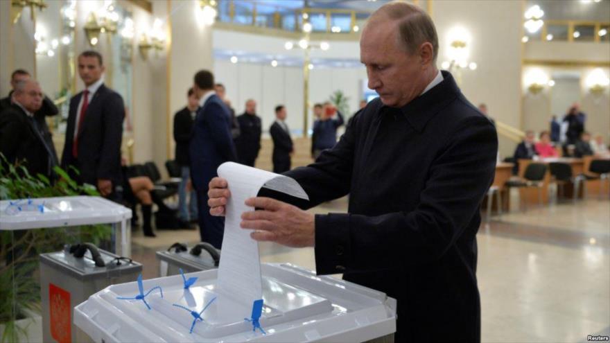 El presidente ruso, Vladimir Putin, emite su voto en un colegio electoral en Moscú por los comicios parlamentarios, 18 septiembre de 2016. 