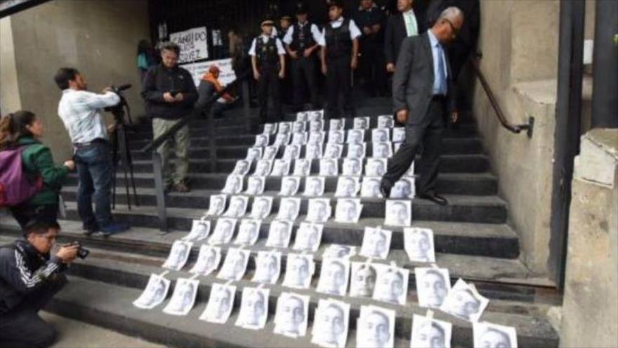 Periodistas colocan fotos del asesinado comunicador Cándido Ríos en pisos y paredes de Secretaría de Gobernación en Ciudad de México, 24 de agosto de 2017.