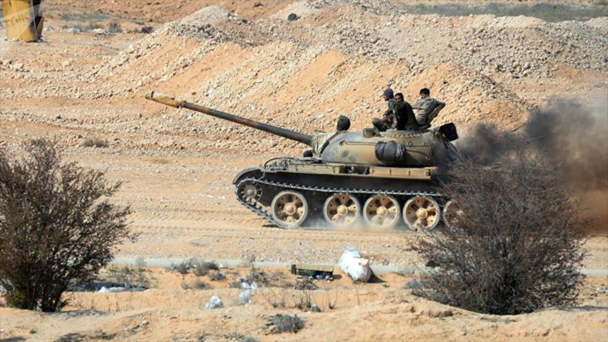 Fuerzas sirias en un tanque T-72 en la provincia de Hama.