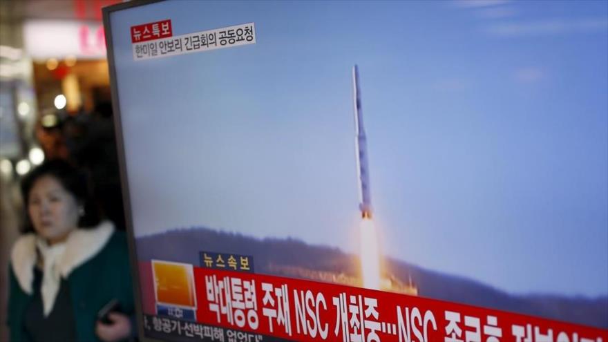 El lanzamiento de un misil balístico por Corea del Norte transmitido por la televisión en 2016.