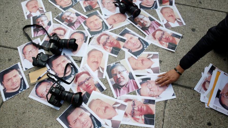 Fotos de periodistas asesinados durante 12 meses en México, en una protesta en la capital, 17 de mayo de 2017.