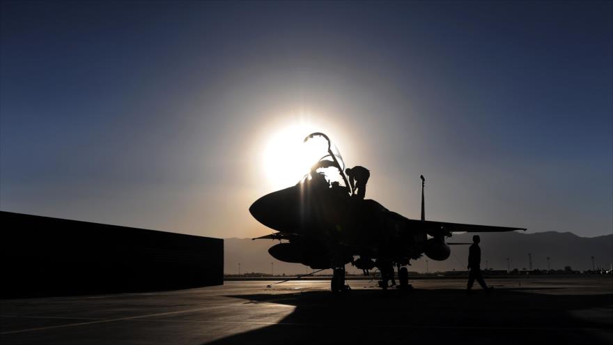 Las Fuerzas Aéreas de EE.UU. inspeccionan un caza F-15 Eagle en Afganistán, 10 de agosto de 2009.