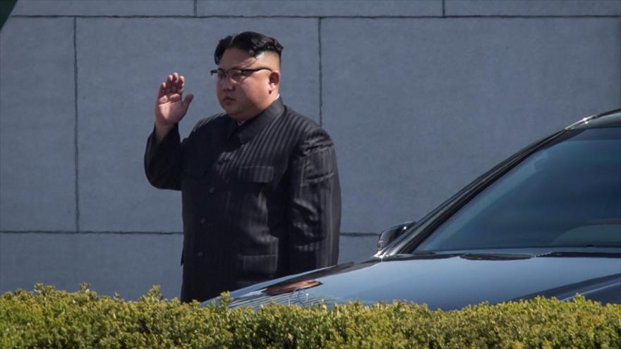 El líder norcoreano, Kim Jong-un, llegada a una ceremonia en Pyongyang, 13 de abril de 2017.