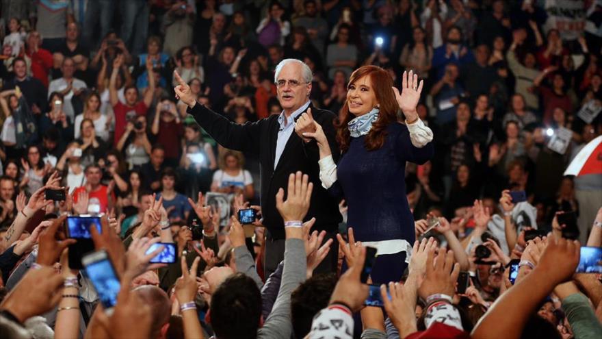 La expresidenta de Argentina, Cristina Fernández, y su compañero Jorge Taiana, en un acto público en La Plata, 30 de agosto de 2017.