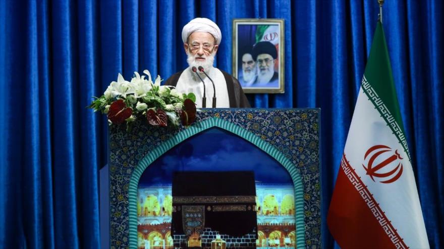 El ayatolá Mohamad Emami Kashani ofrece un discurso tras realizar el rezo de Eid al-Adha, Teherán, 1 de septiembre de 2017.
