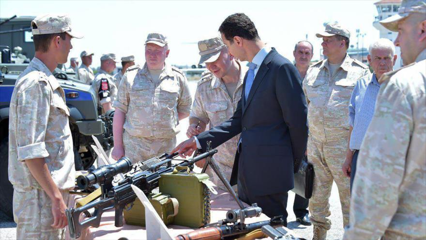 El presidente sirio, Bashar al-Asad, visita la base aérea de Hmeimim en la provincia de Latakia, 27 de junio de 2017.