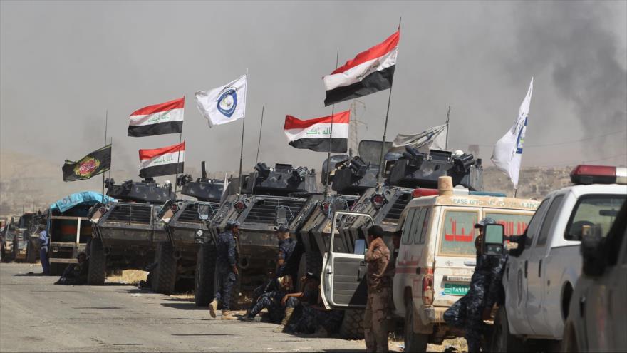 Las fuerzas iraquíes toman posición en una carretera cerca de la región de Al-Ayadia, en el noreste de la ciudad de Tal Afar, 29 de agosto de 2017.
