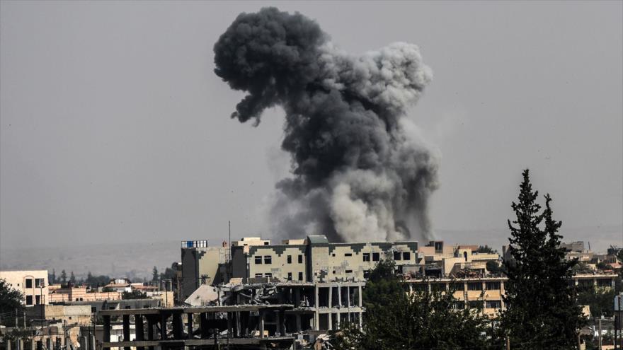 Columna de humo provocada por un ataque de la llamada coalición anti-EIIL en Al-Raqa (norte de Siria), 17 de julio de 2017.