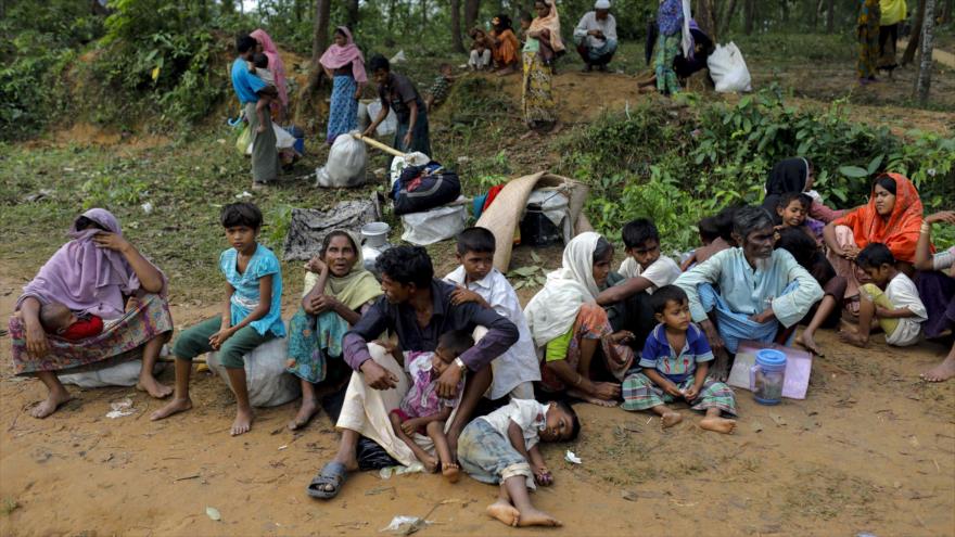 Los recién llegados refugiados rohingyas descansan en la carretera después de huir a Bangladés de Myanmar, 6 de septiembre de 2017.