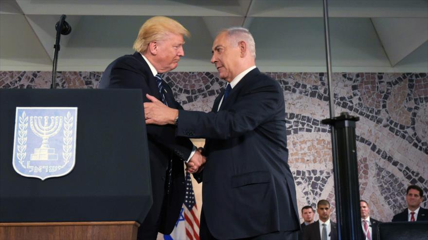 El primer ministro israelí, Benyamin Netanyahu (dcha.), estrecha la mano del presidente de EEUU, Donald Trump, Al-Quds, mayo de 2017.
