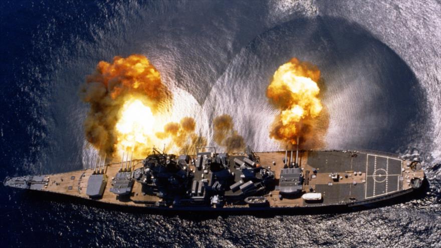 El buque de guerra estadounidense USS Iowa (BB-61) abre fuego con sus cañones durante ejercicios militares.