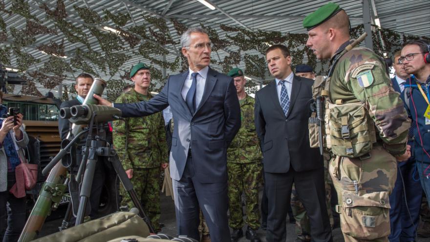 El secretario general de la OTAN, Jens Stoltenberg (izqda.) y el premier estonio, Jüri Ratas (C) visitan a la base de Tapa, 6 de septiembre de 2017.
