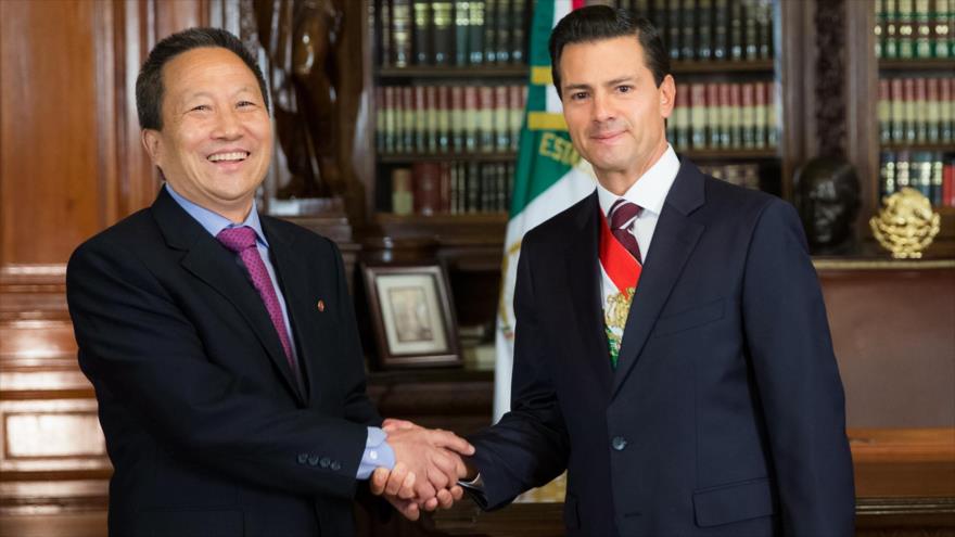El embajador norcoreano, Kim Hyong Gil, presenta sus cartas credenciales al presidente mexicano, Enrique Peña Nieto, 20 de junio de 2016.