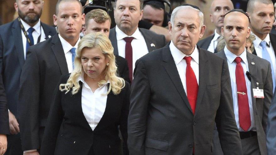 El premier israelí, Benyamin Netanyahu, y su esposa Sara asisten a un acto oficial.