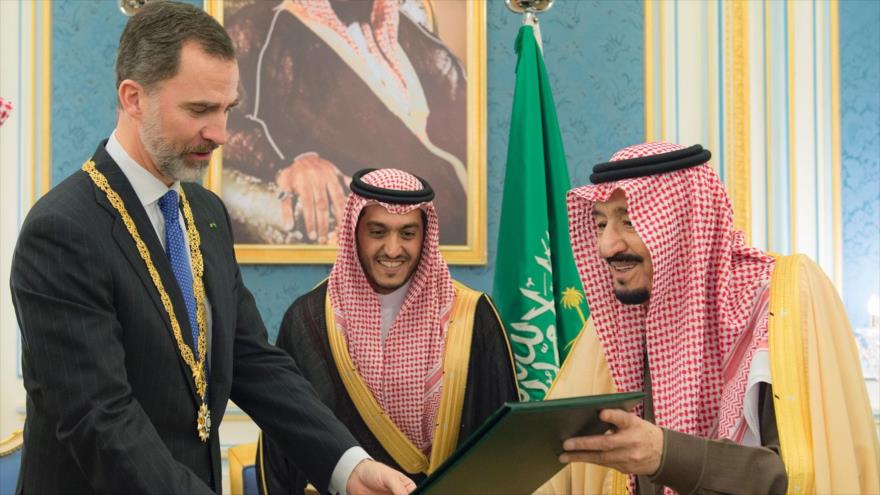El rey de Arabia Saudí, Salman bin Abdulaziz (dcha.), recibe al rey Felipe VI de España en Riad, capital saudí, 15 de enero de 2017.