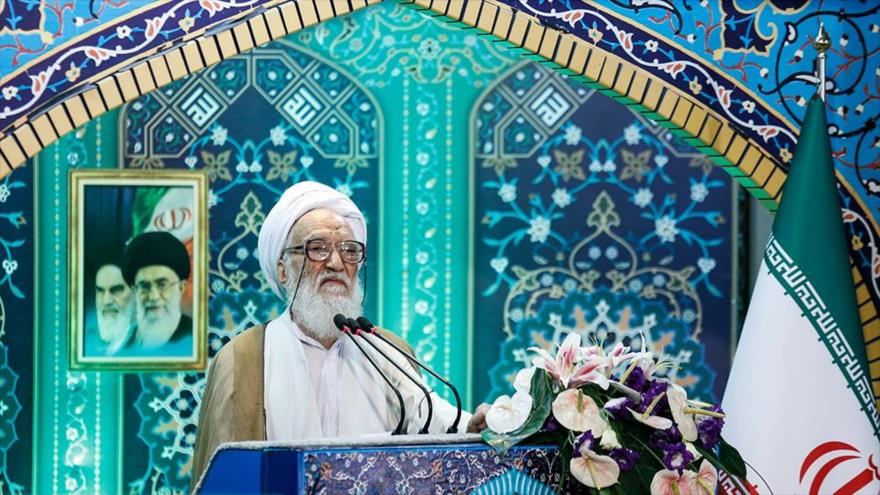 El ayatolá Mohamad Ali Movahedi Kermani, pronuncia el sermón del rezo del viernes en Teherán, capital iraní, 2 de diciembre de 2016.