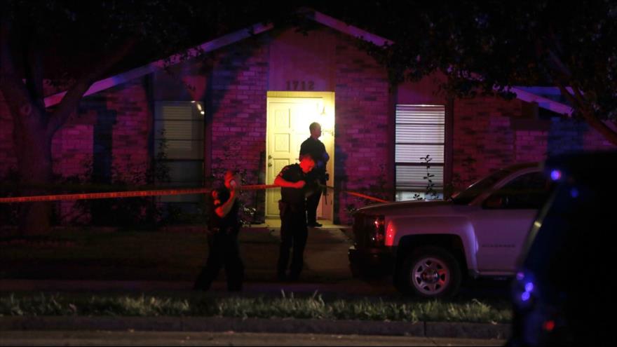 Los oficiales de policía precintan la escena de un tiroteo en una casa en Plano, Texas (sur de EE.UU.), 10 de septiembre de 2017.