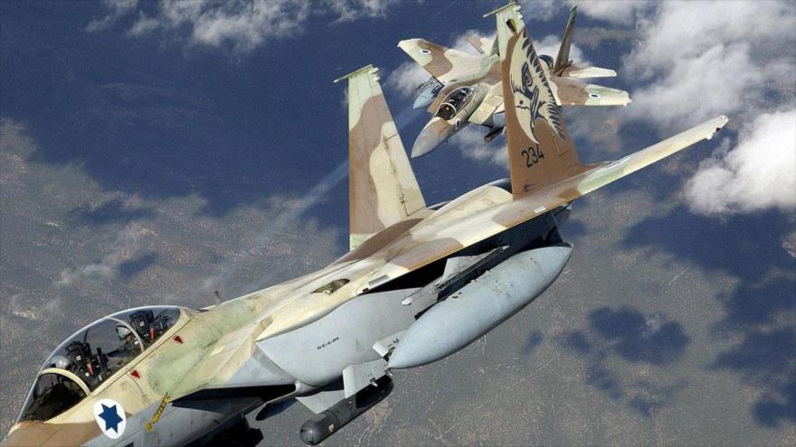 Dos cazas bombarderos israelíes F-15 en pleno vuelo.