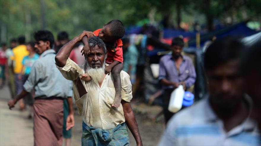 Un desplazado rohingya camina en un campo de refugiado de Kutupalong en Bangladés, 9 de septiembre de 2017.