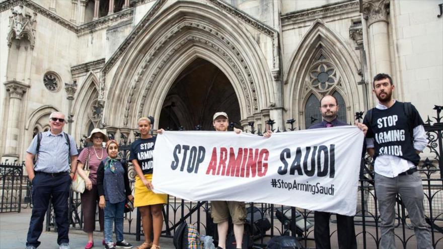 Los activistas de CAAT piden a Londres que frene la venta de armas a los saudíes.