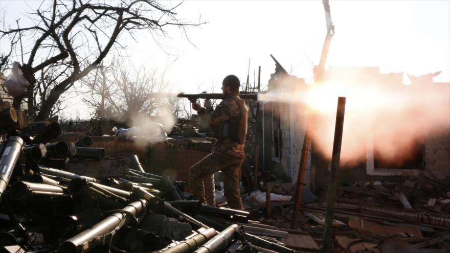 Un soldado ucraniano dispara su lanzacohetes durante combates en Donetsk, en este de Ucrania, 30 de marzo de 2017.