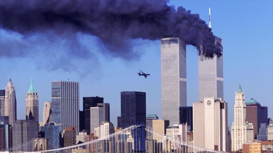 Imagen que muestra el momento en que ocurren los ataques contra las Torres Gemelas, 11 de septiembre de 2001.