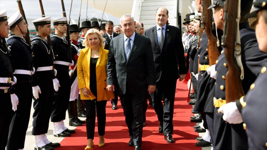 El primer ministro israelí, Benyamin Netanyahu, y su esposa Sara llegan a Buenos Aires, Argentina, 11 de septiembre de 2017.