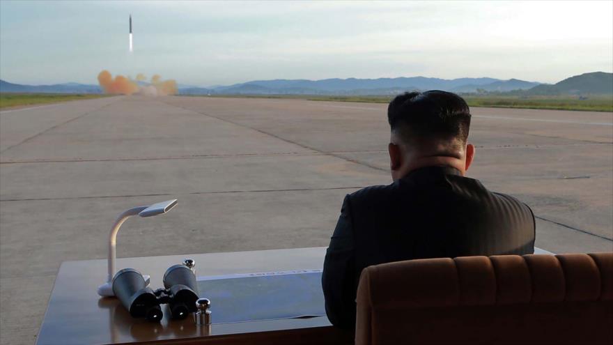 El líder de Corea del Norte, Kim Jong-un, presencia el lanzamiento del misil Hwasong-12, 15 de septiembre de 2017.