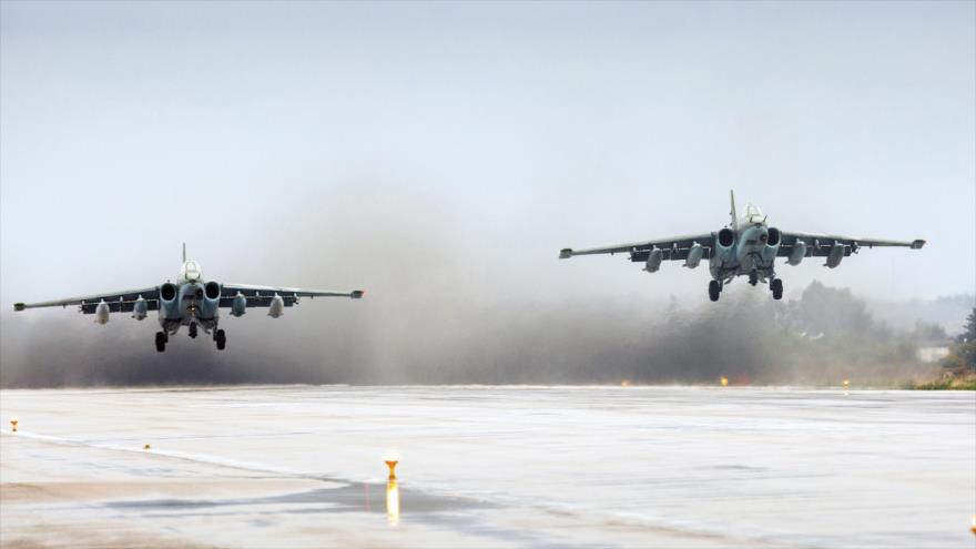 Dos aviones de combate rusos Sujoi Su-25 despegan de la base aérea de Hmeimim, en el noroeste de Siria, 16 de marzo de 2016.