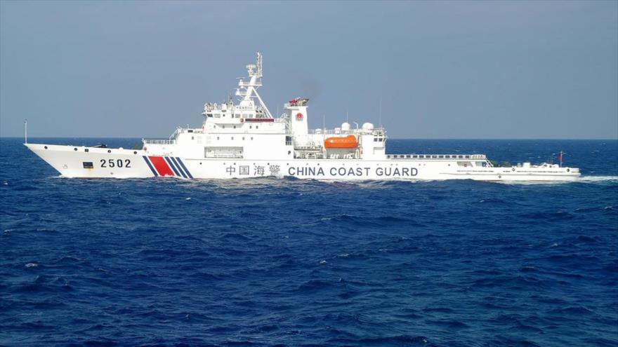 El barco de patrulla Haijing 2502 de China navega cerca de las disputadas islas Senkaku, en el mar de China Oriental, 6 de noviembre de 2016.