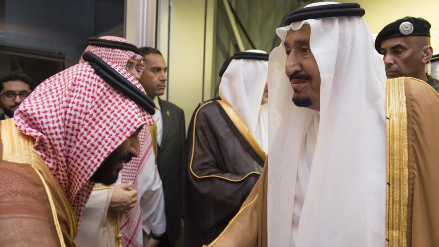 El rey saudí (dcha.), fue recibido por su hijo Mohamad bin Salman (izda), a su regreso de vacaciones en Marruecos, 23 de agosto de 2017.