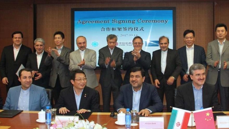 Delegaciones de la empresa china Citic Group y bancos iraníes durante la firma de un acuerdo en Pekín, capital china, 15 de septiembre de 2017.
