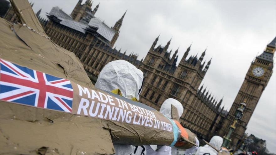 Activistas británicos marchan con misiles replicados caseros con el mensaje "Hecho en Gran Bretaña, destruyendo vidas en Yemen", Londres, marzo de 2016.