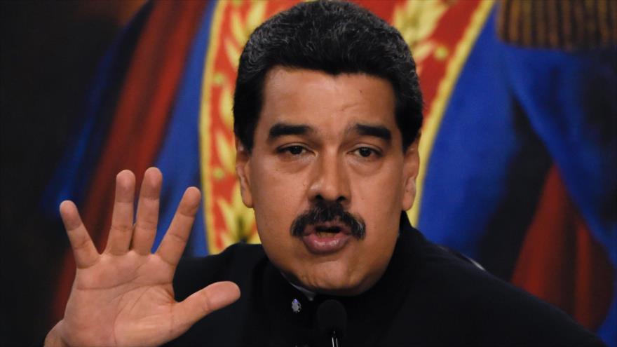 El presidente de Venezuela, Nicolás Maduro, habla en una rueda de prensa en el Palacio de Miraflores, 18 de enero de 2017.
