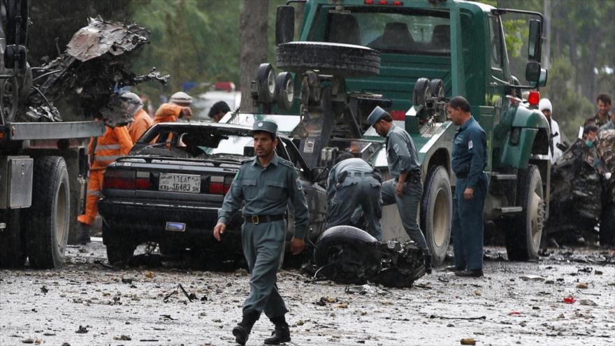Policías afganos investigan el sitio de un atentado terrorista en Kabul, 3 de mayo de 2017