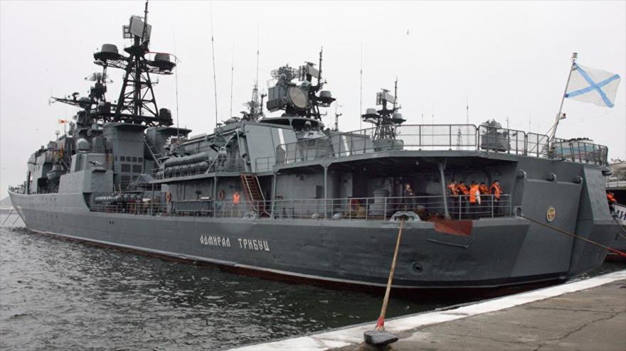 El destructor antisubmarino Almirante Tributs de la Marina rusa ancla en una base naval del país euroasiático.