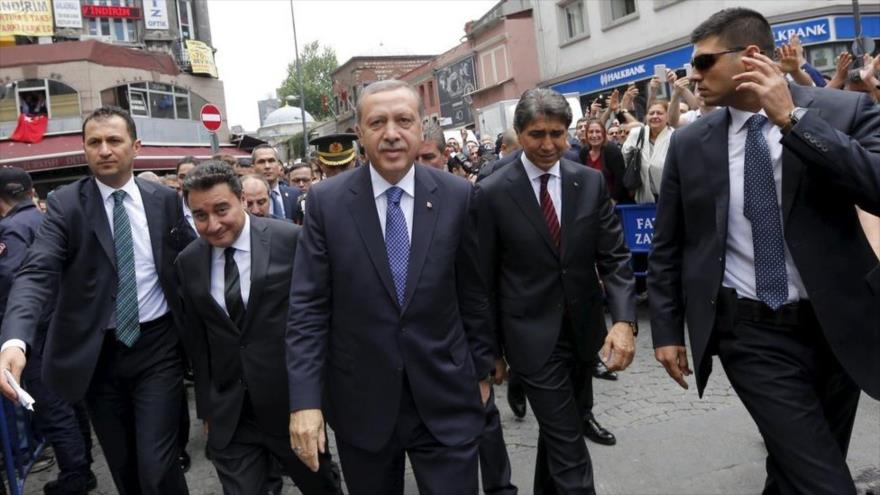 El presidente de Turquía, Recep Tayyip Erdogan, acompañado por sus guardaespaldas, camina en las calles de Ankara, capital turca.