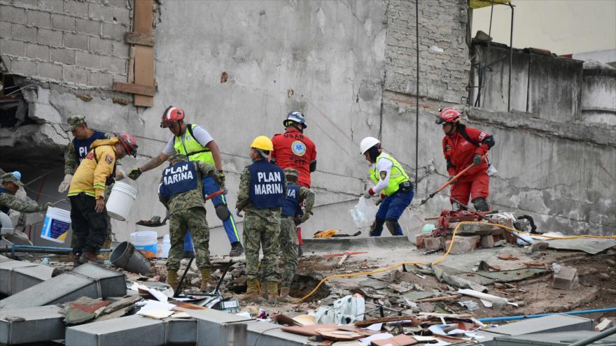 Bomberos, policías, soldados y voluntarios buscan sobrevivientes en un edificio en Ciudad de México tras un terremoto, 21 de septiembre de 2017.
